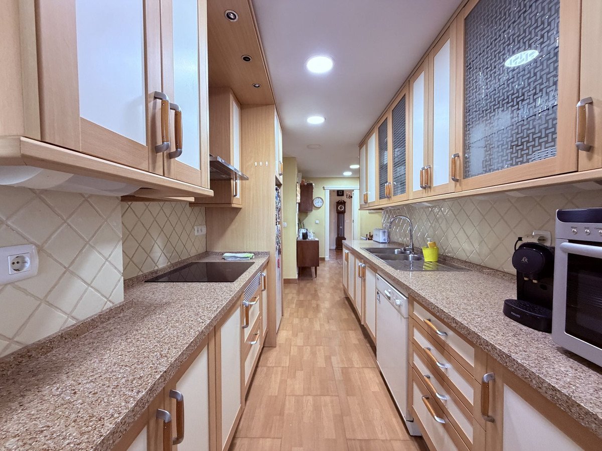 5 Bed Middle Floor Apartment in Malagueta