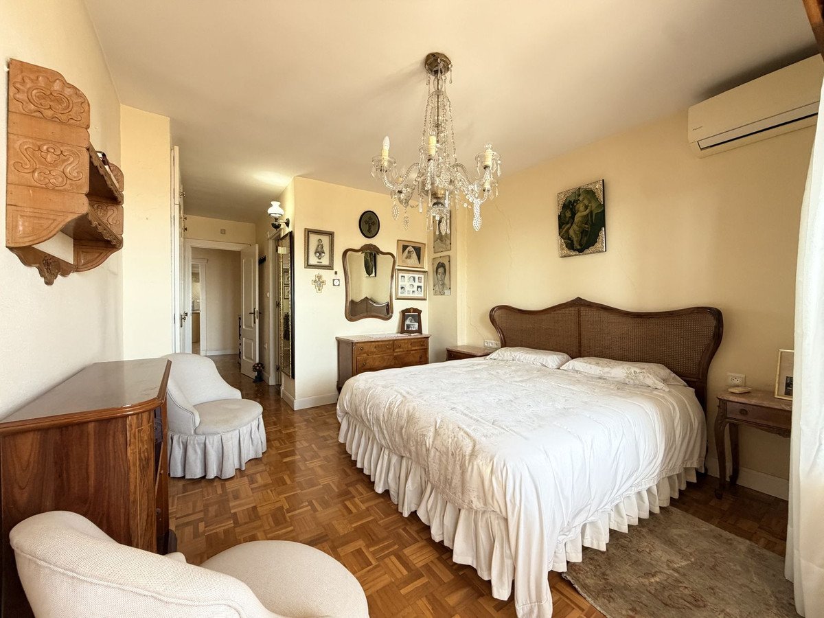 5 Bed Middle Floor Apartment in Malagueta