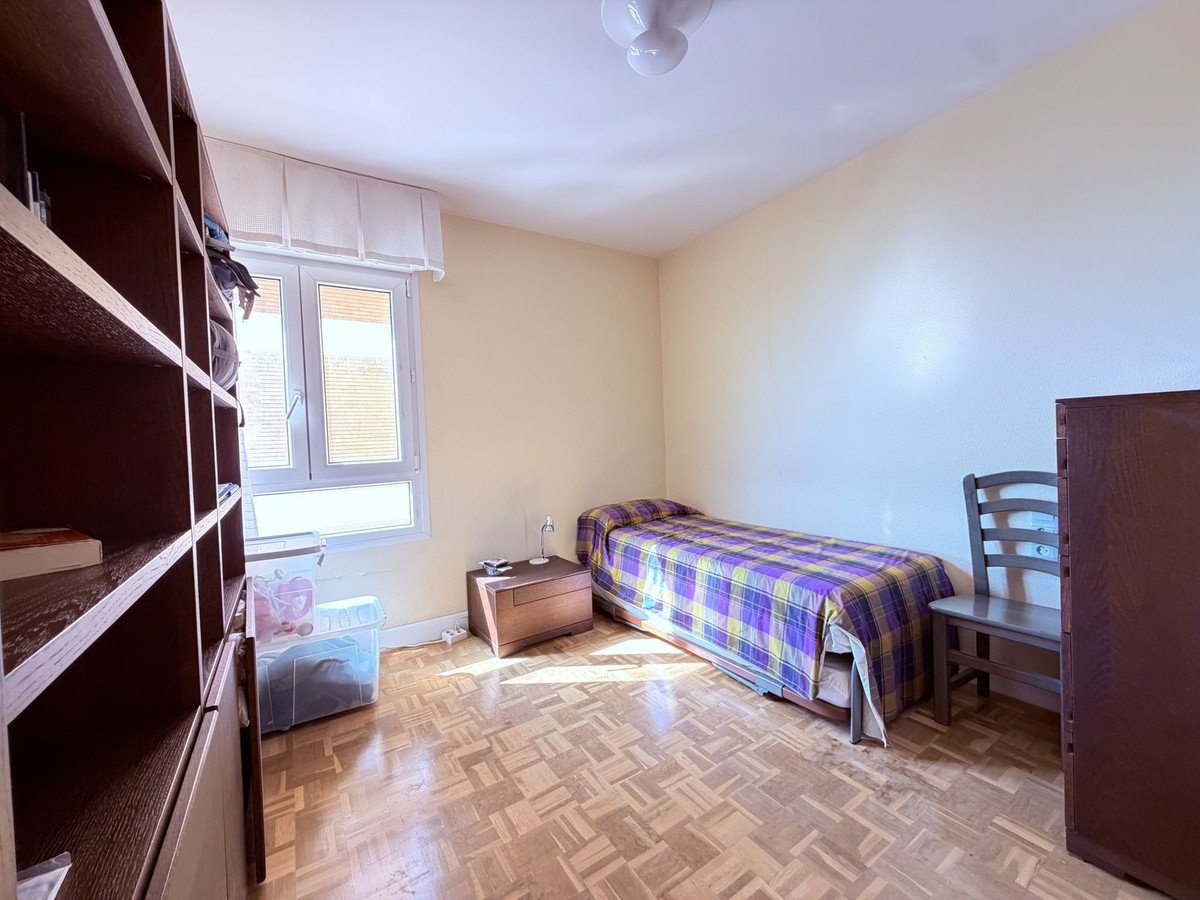 5 Bed Middle Floor Apartment in Malagueta