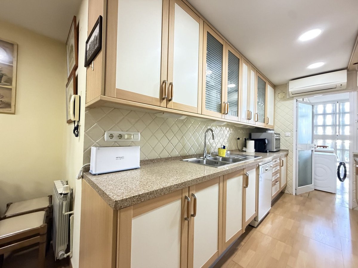 5 Bed Middle Floor Apartment in Malagueta