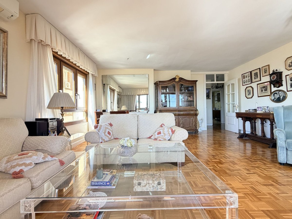 5 Bed Middle Floor Apartment in Malagueta