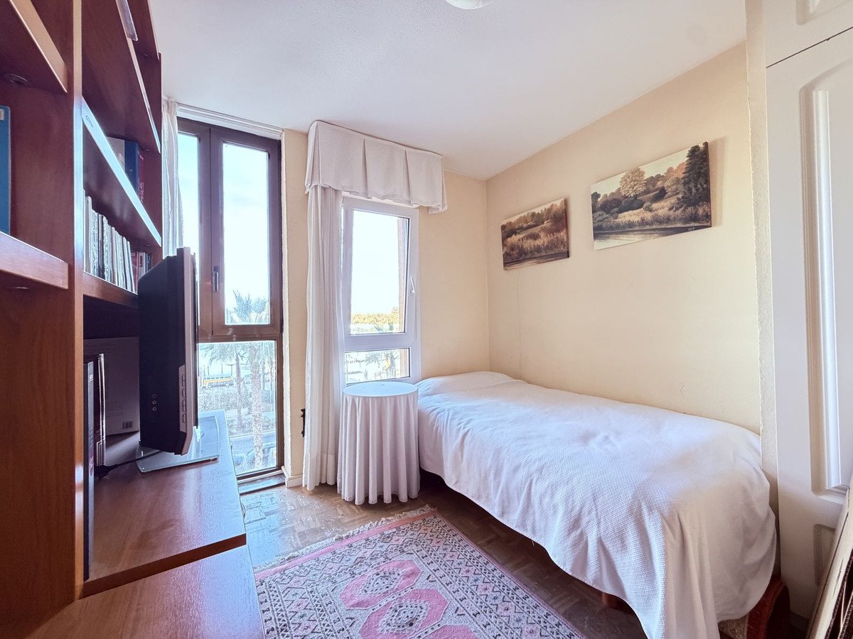 5 Bed Middle Floor Apartment in Malagueta