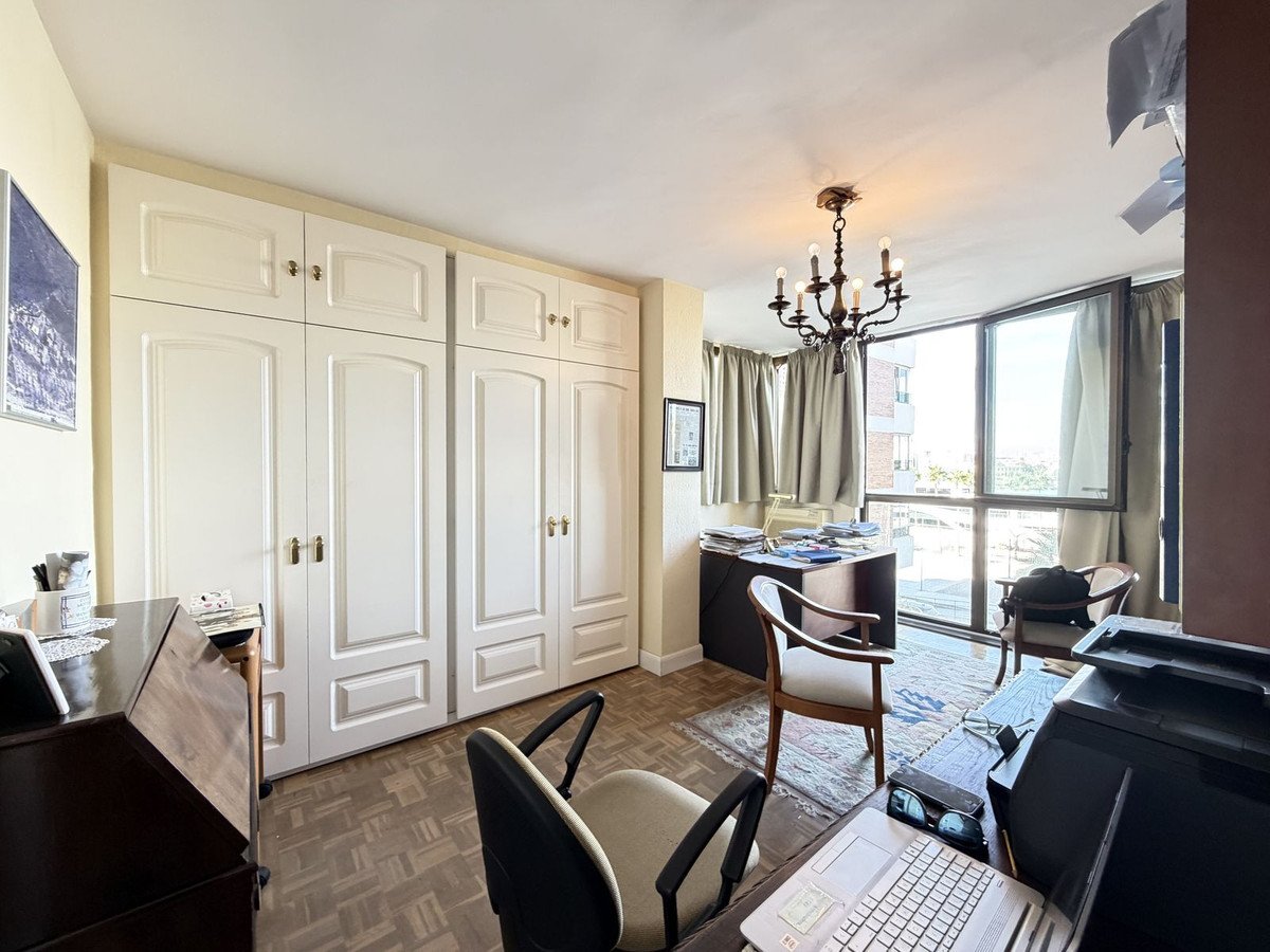5 Bed Middle Floor Apartment in Malagueta