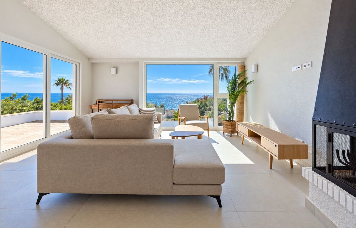 5 Bed Detached Villa in Estepona