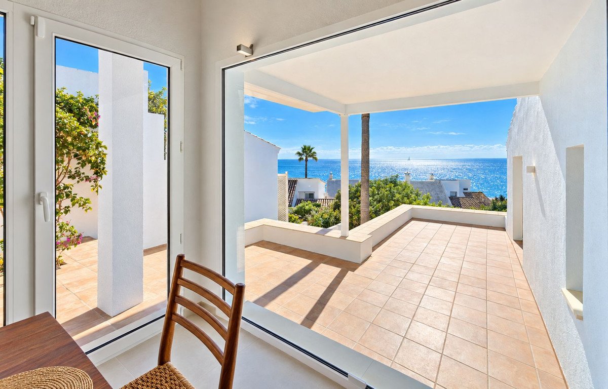 5 Bed Detached Villa in Estepona
