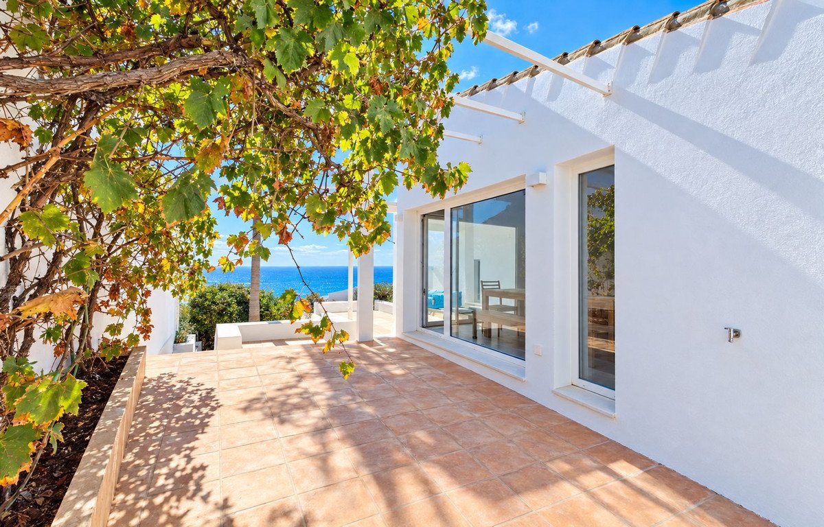 5 Bed Detached Villa in Estepona