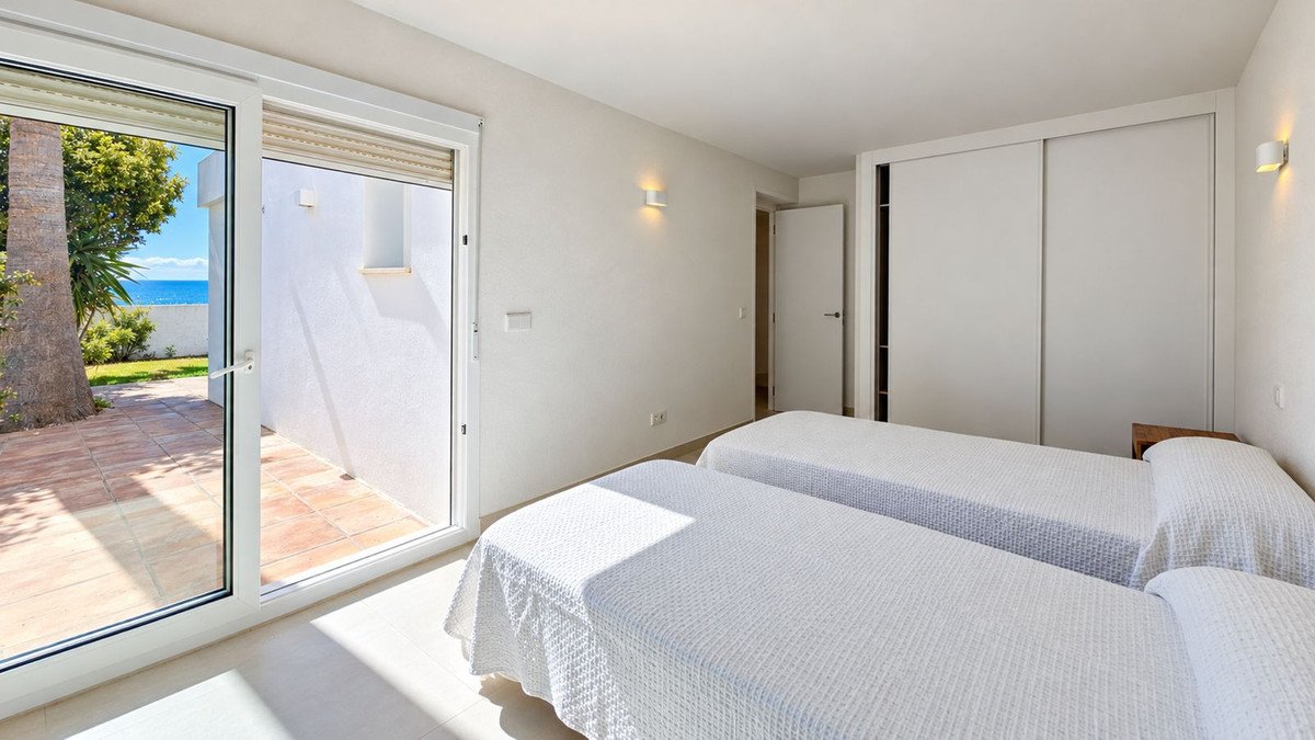 5 Bed Detached Villa in Estepona