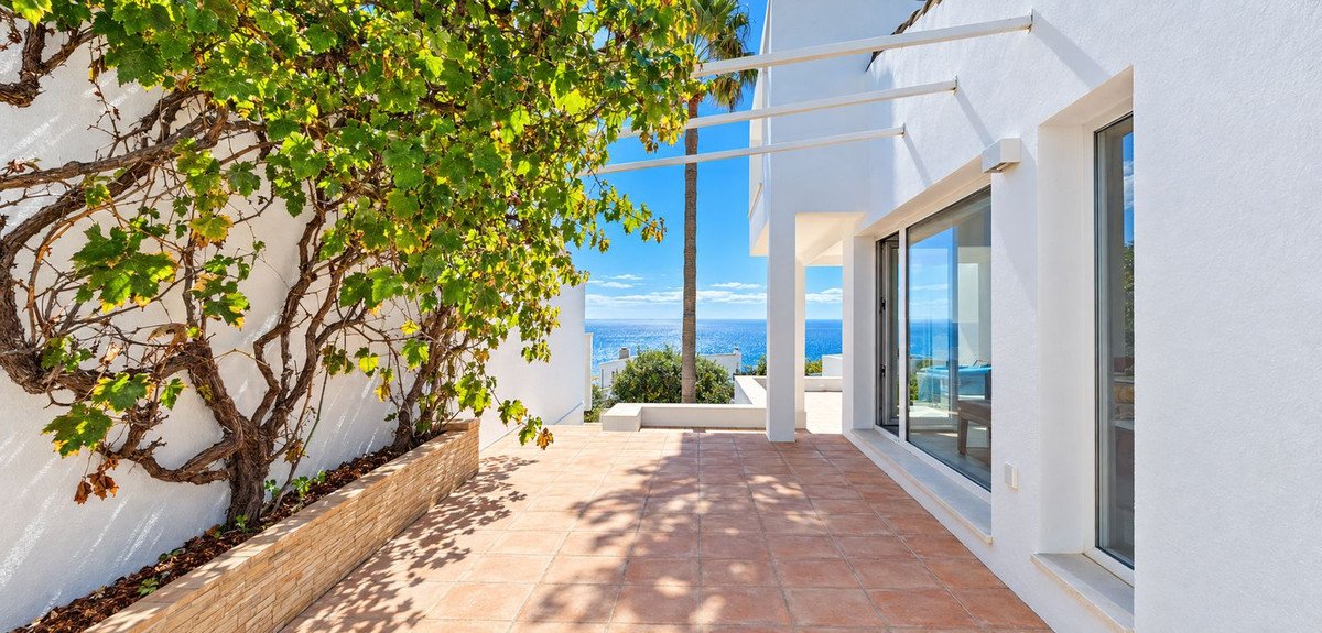 5 Bed Detached Villa in Estepona