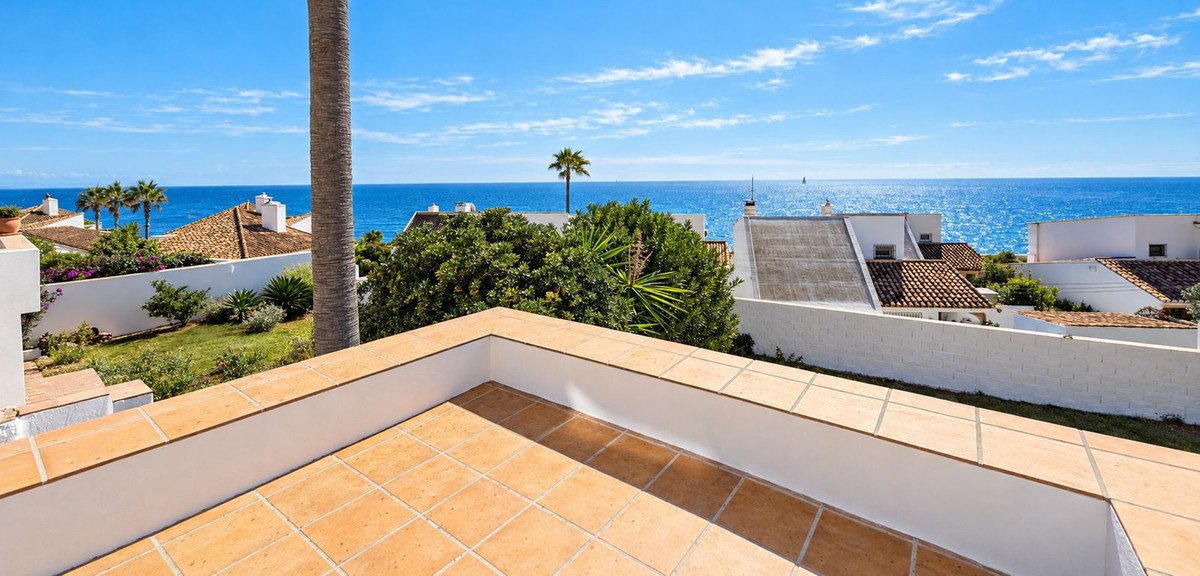 5 Bed Detached Villa in Estepona