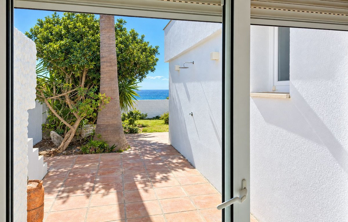 5 Bed Detached Villa in Estepona