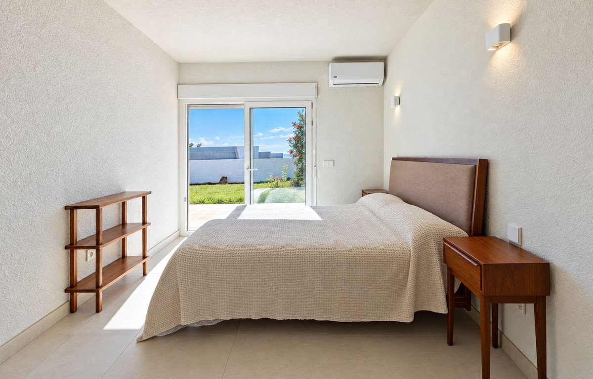5 Bed Detached Villa in Estepona