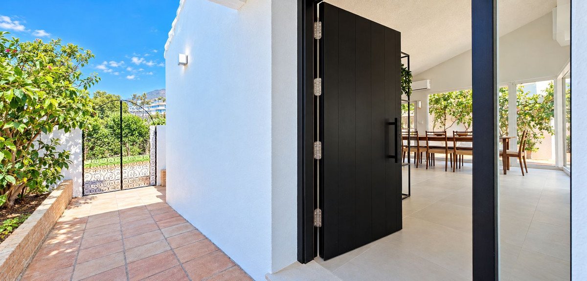 5 Bed Detached Villa in Estepona