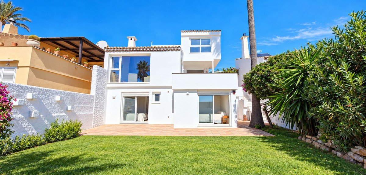 5 Bed Detached Villa in Estepona