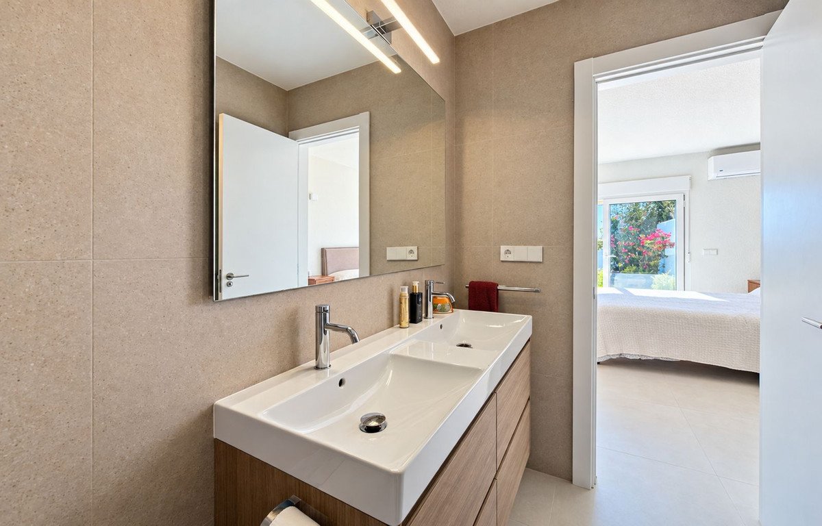 5 Bed Detached Villa in Estepona