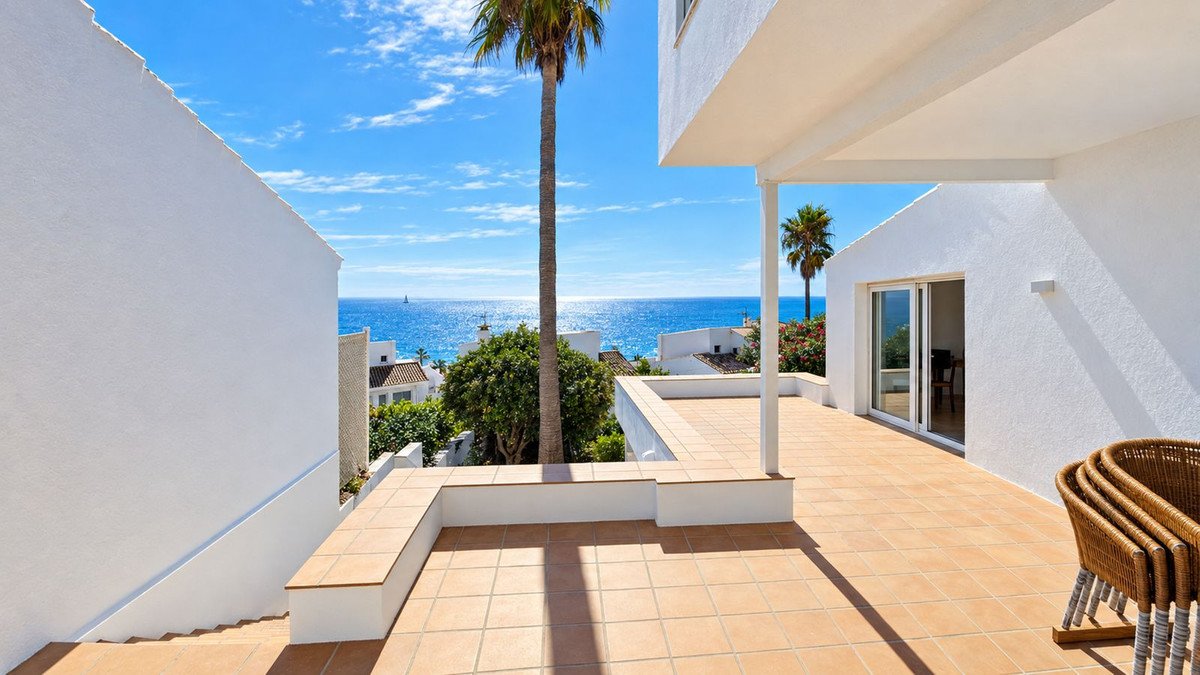 5 Bed Detached Villa in Estepona