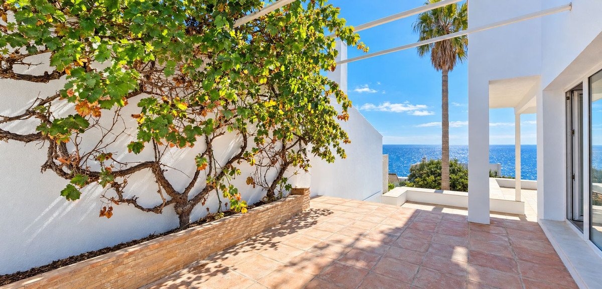 5 Bed Detached Villa in Estepona