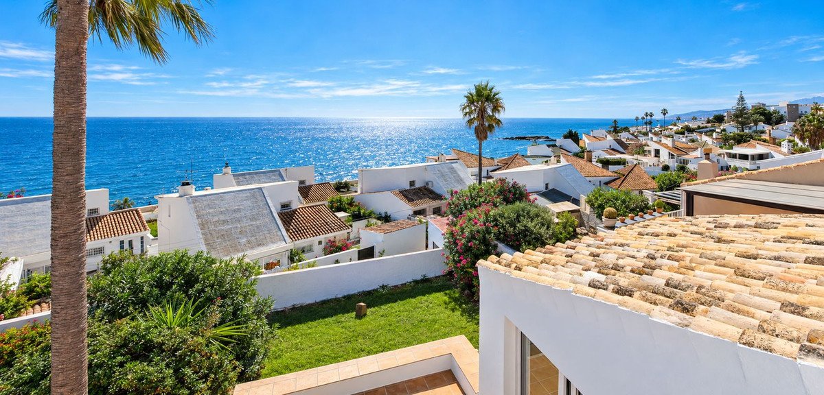 5 Bed Detached Villa in Estepona