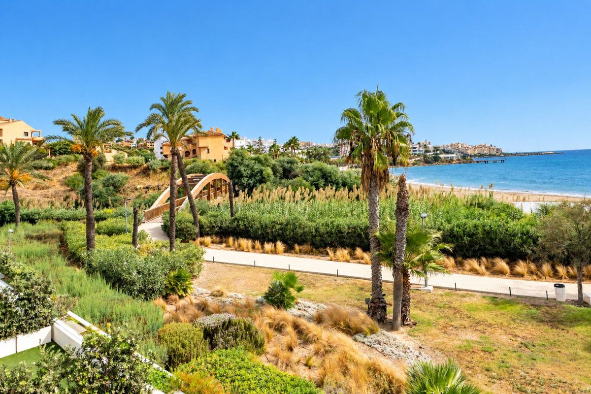 4 Bed Semi-Detached House in Estepona