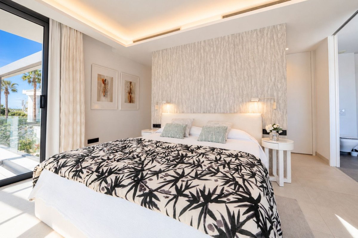 4 Bed Semi-Detached House in Estepona