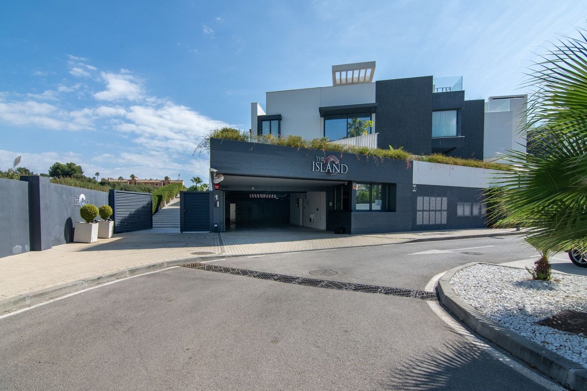 4 Bed Semi-Detached House in Estepona