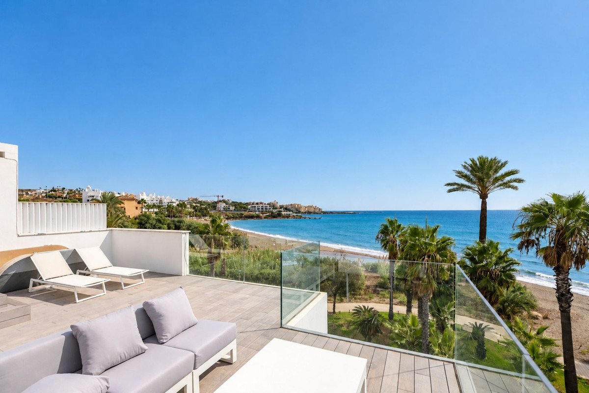 4 Bed Semi-Detached House in Estepona
