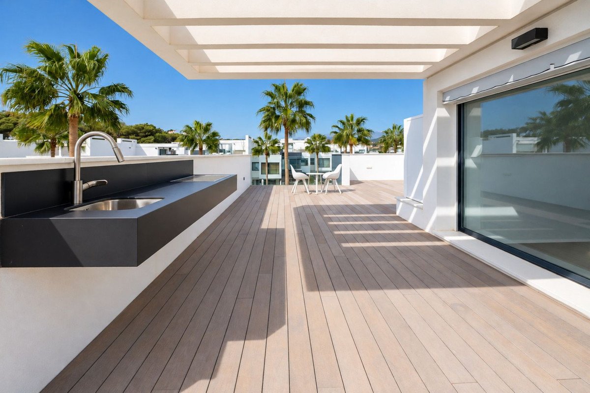 4 Bed Semi-Detached House in Estepona
