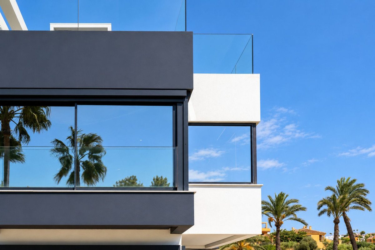 4 Bed Semi-Detached House in Estepona