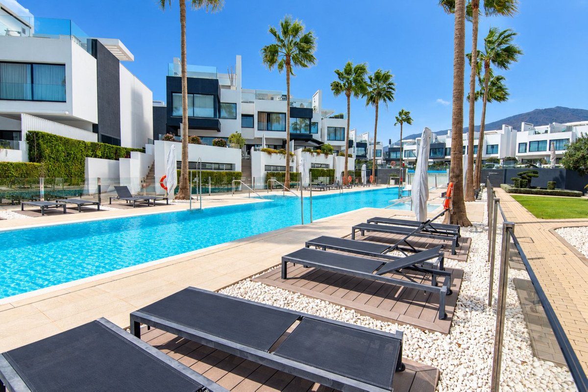 4 Bed Semi-Detached House in Estepona