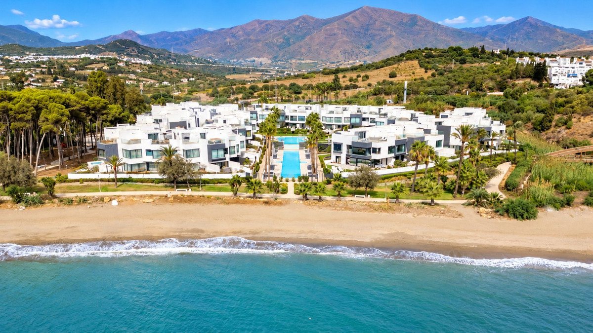 4 Bed Semi-Detached House in Estepona
