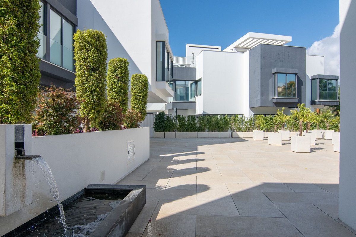 4 Bed Semi-Detached House in Estepona