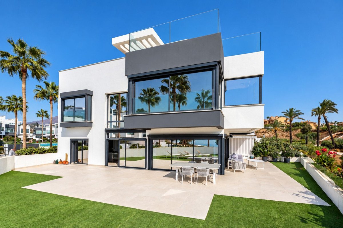 4 Bed Semi-Detached House in Estepona