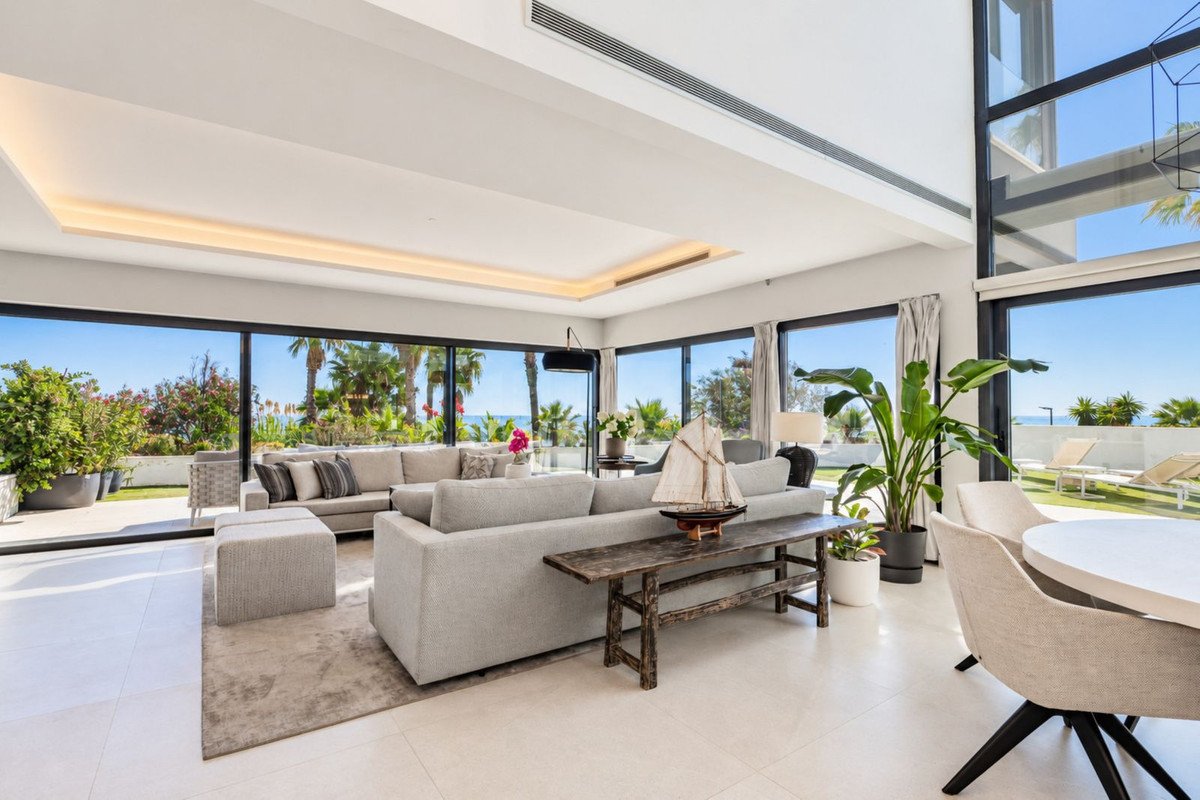4 Bed Semi-Detached House in Estepona