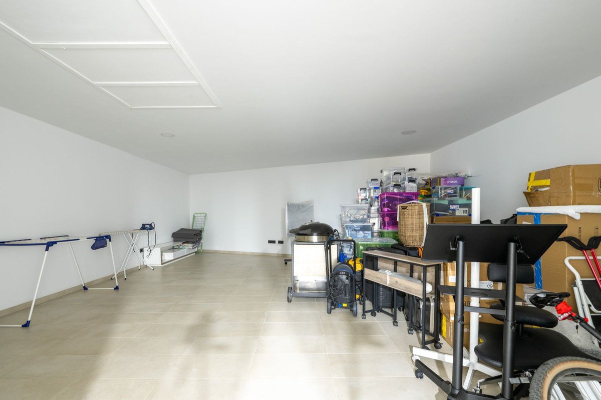 4 Bed Semi-Detached House in Estepona