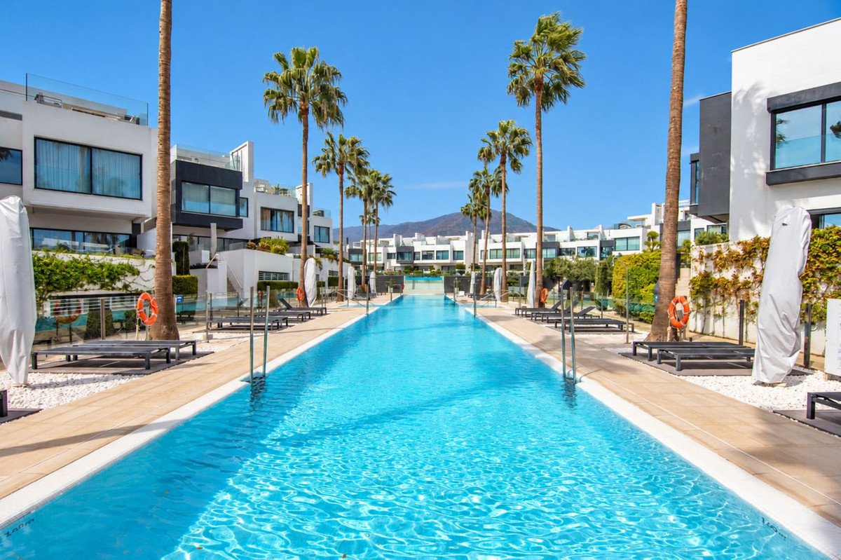 4 Bed Semi-Detached House in Estepona