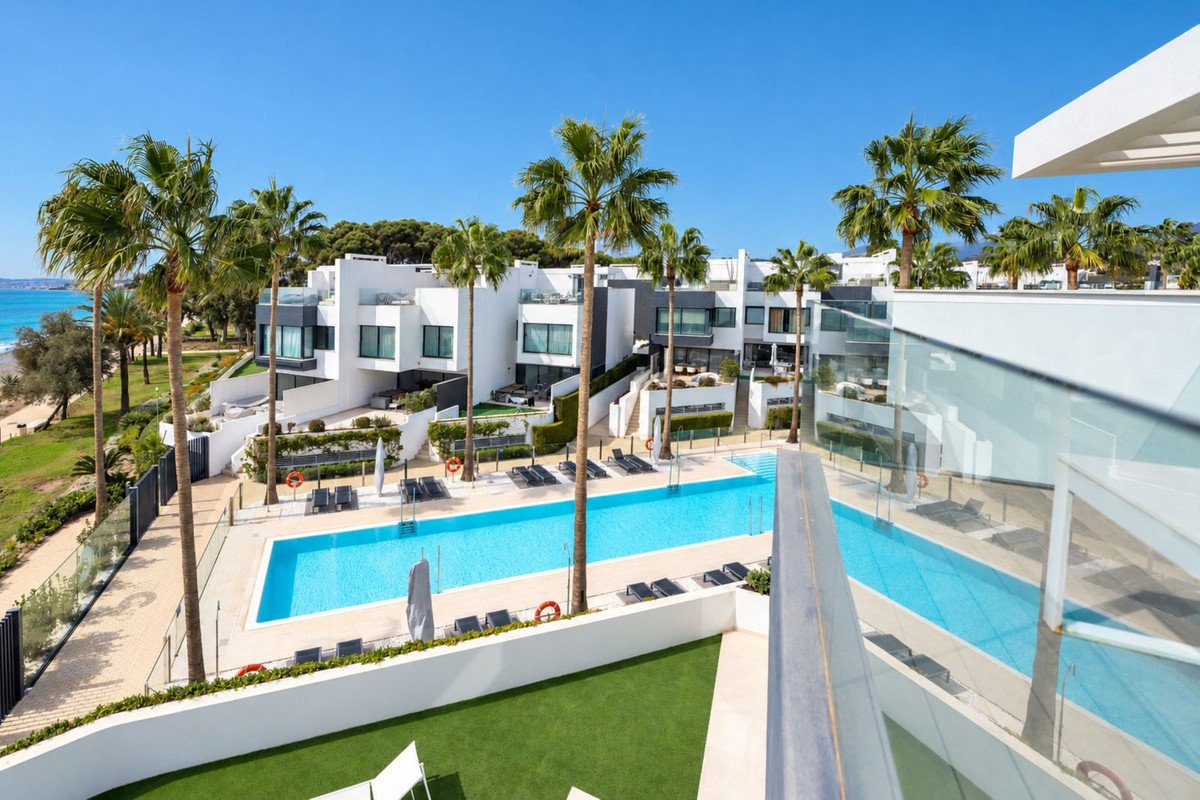 4 Bed Semi-Detached House in Estepona