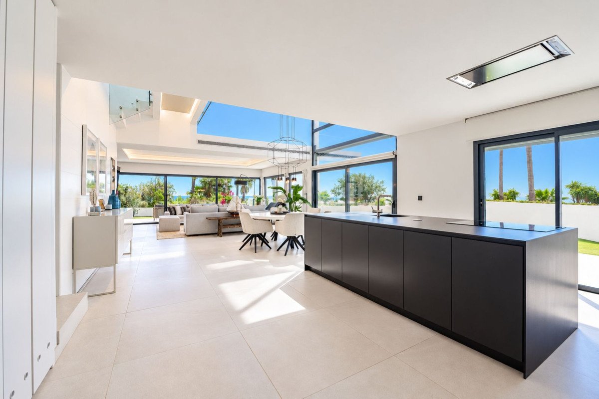 4 Bed Semi-Detached House in Estepona