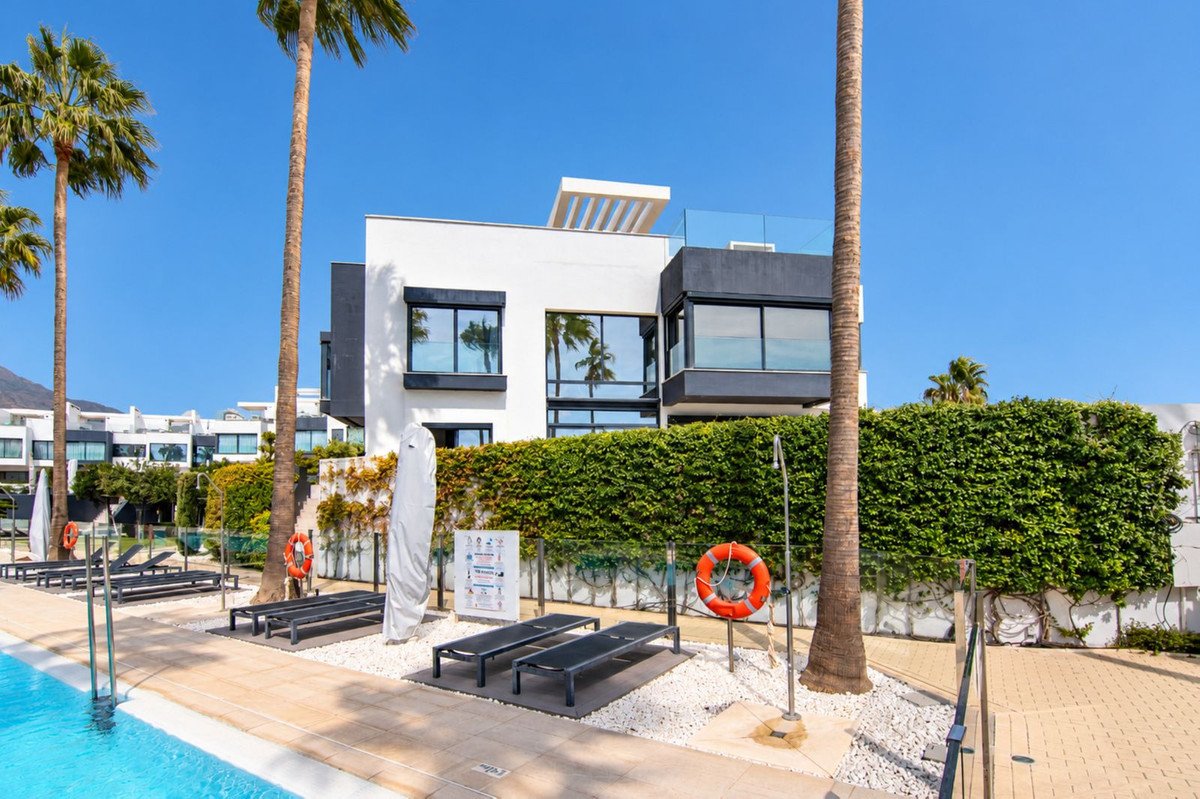4 Bed Semi-Detached House in Estepona