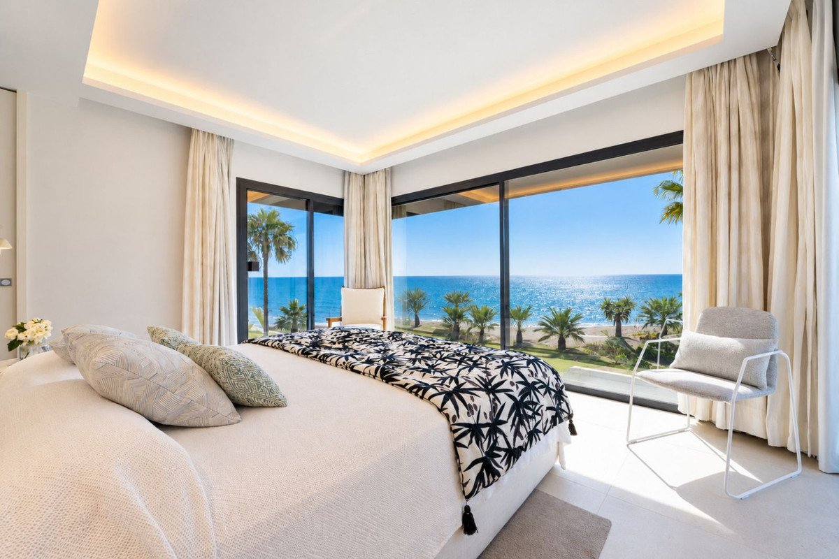 4 Bed Semi-Detached House in Estepona