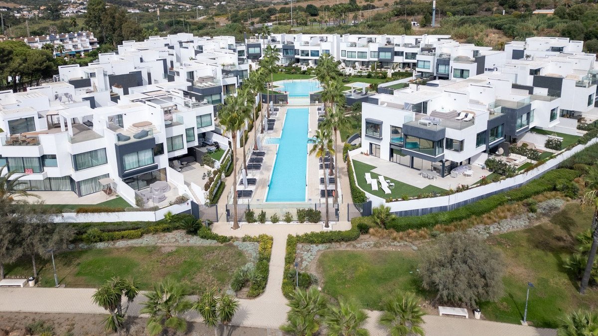 4 Bed Semi-Detached House in Estepona