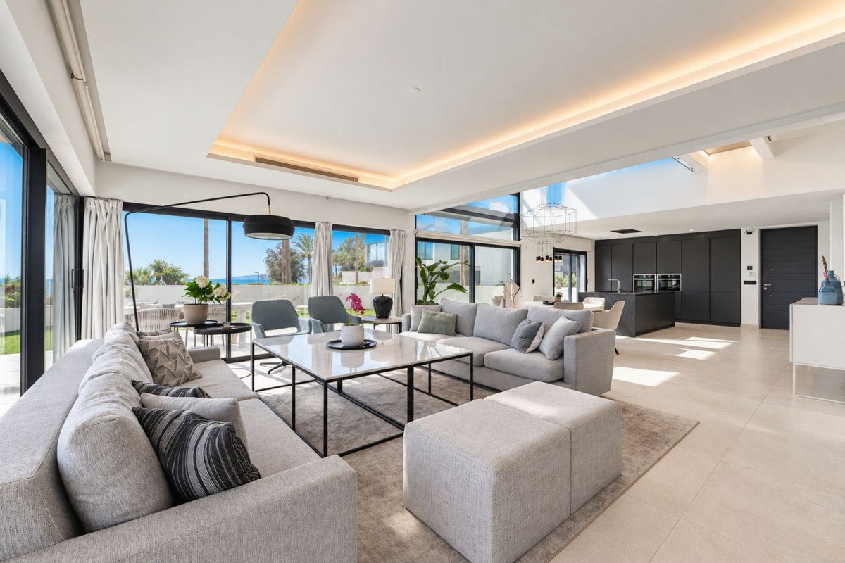 4 Bed Semi-Detached House in Estepona