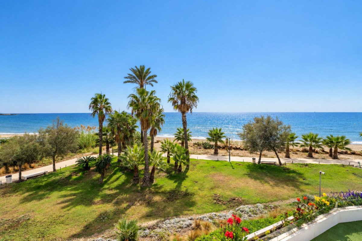 4 Bed Semi-Detached House in Estepona