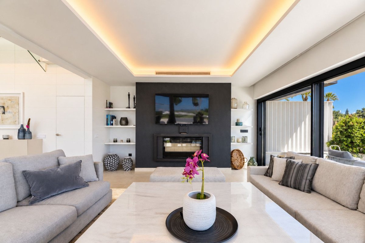 4 Bed Semi-Detached House in Estepona