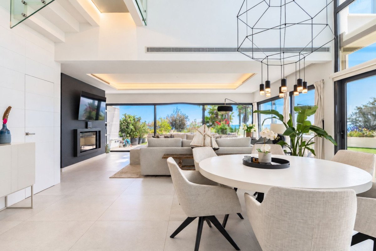 4 Bed Semi-Detached House in Estepona
