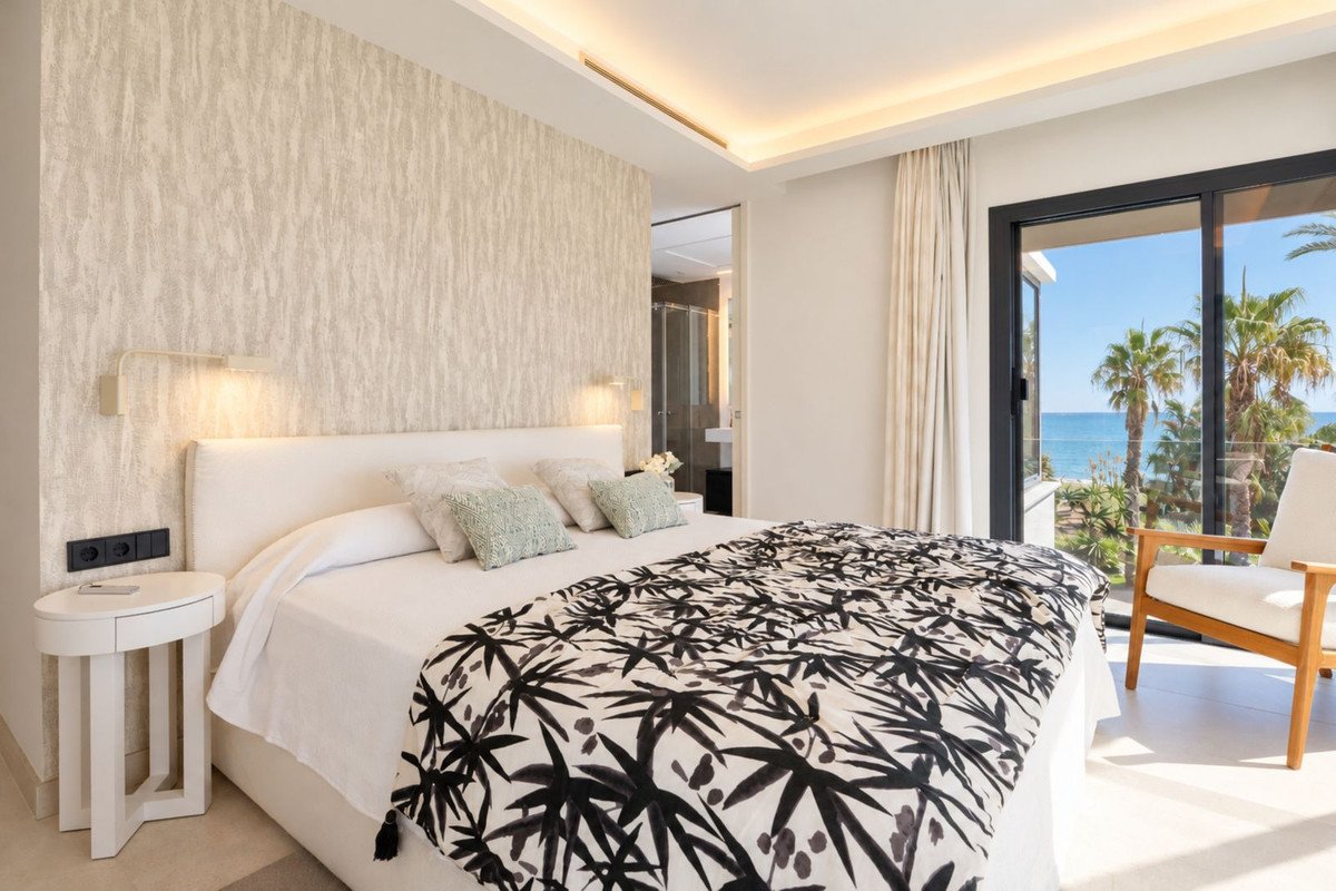 4 Bed Semi-Detached House in Estepona
