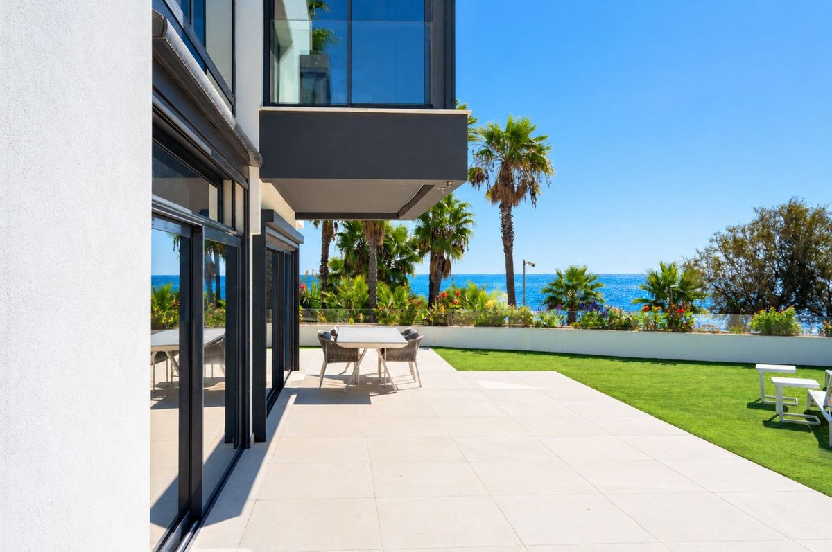4 Bed Semi-Detached House in Estepona