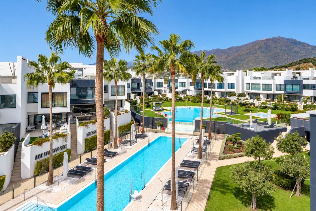 4 Bed Semi-Detached House in Estepona