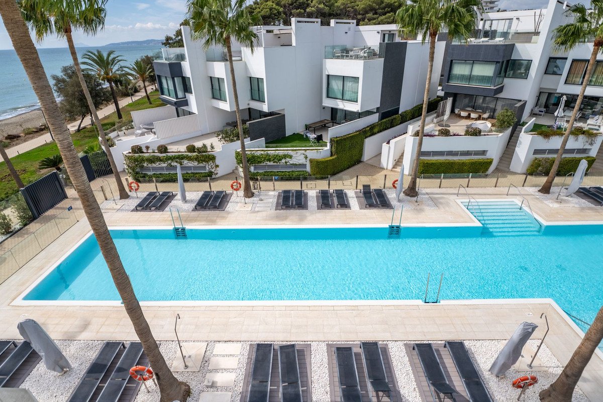 4 Bed Semi-Detached House in Estepona