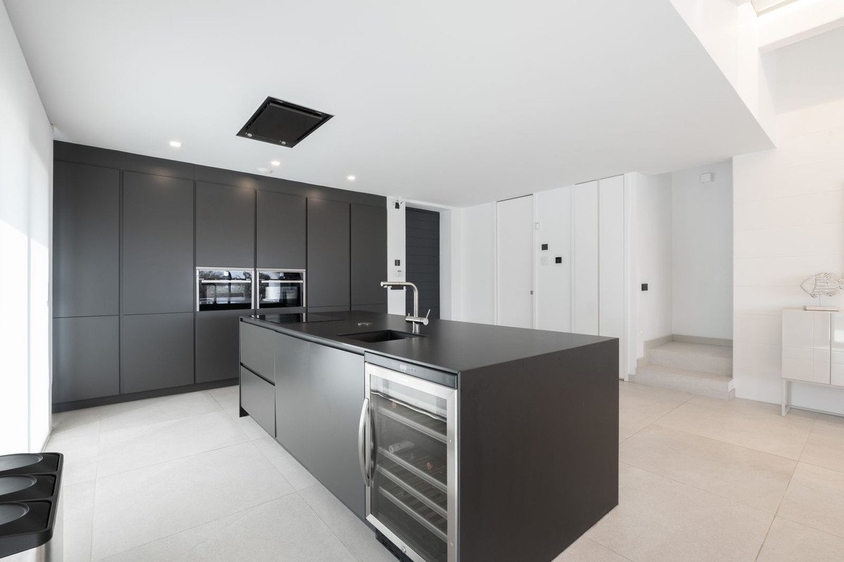 4 Bed Semi-Detached House in Estepona