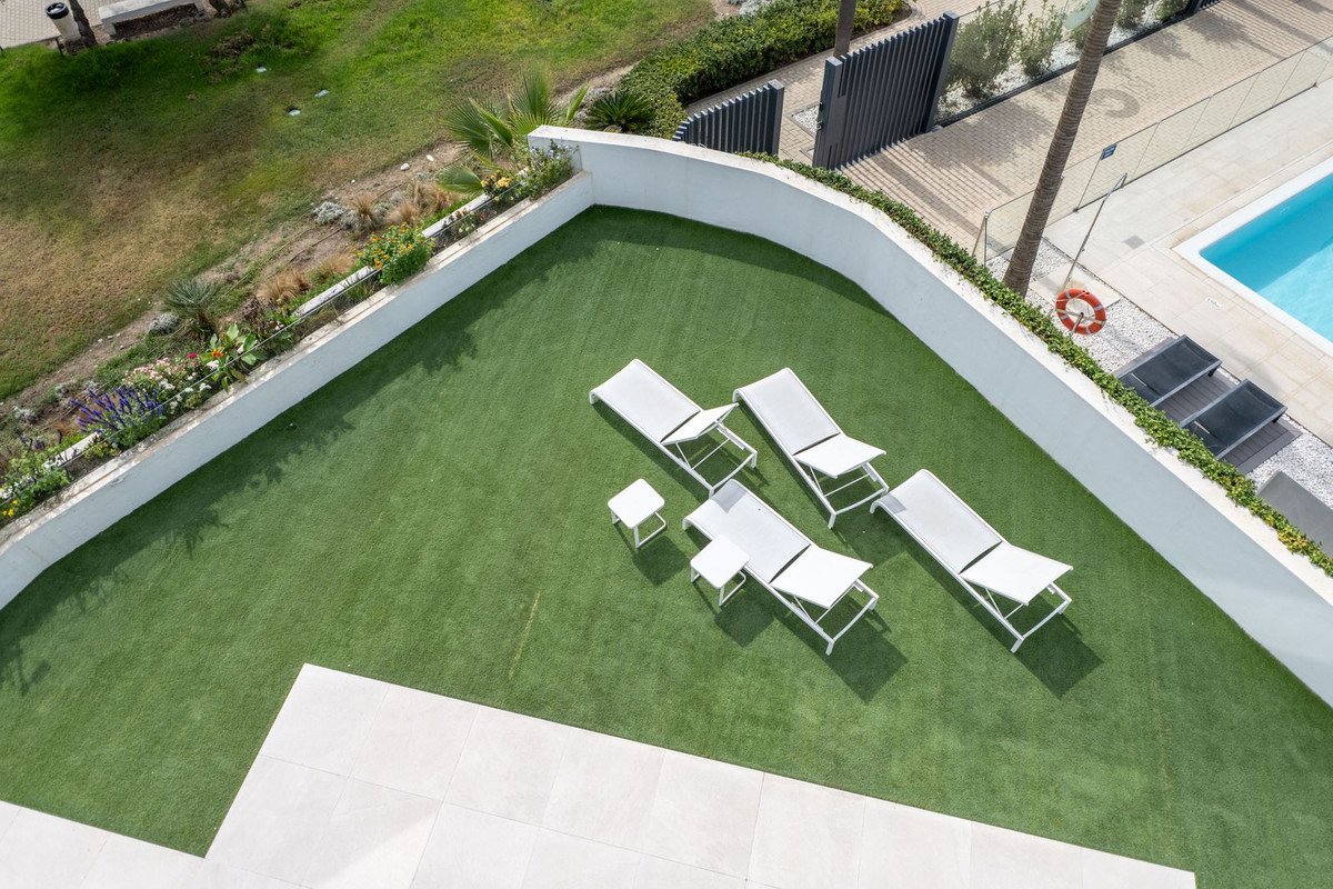 4 Bed Semi-Detached House in Estepona