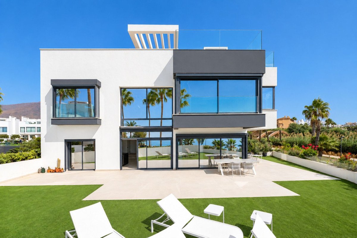 4 Bed Semi-Detached House in Estepona